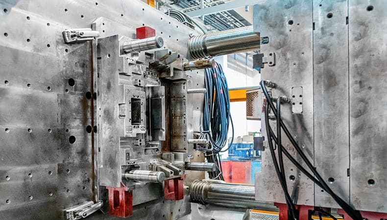 Spritzguss 2k und Blasformtechnik aus einer Hand – Maxnext GmbH für Ihre Kunststoffprojekte