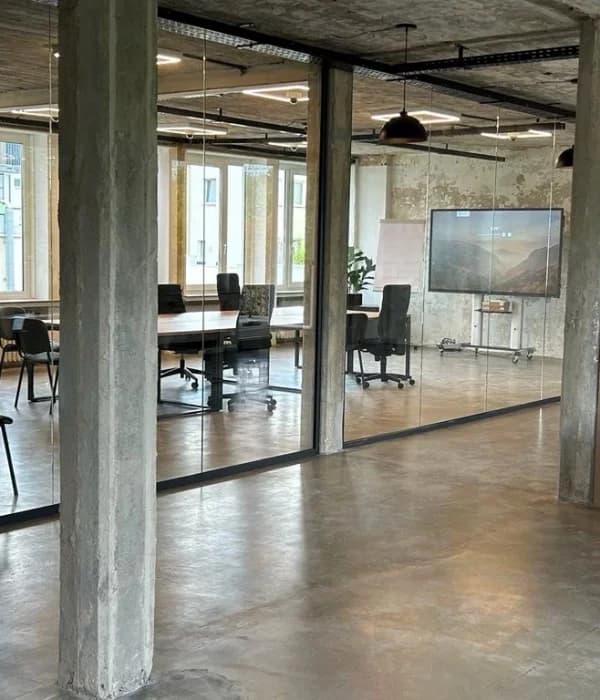 Die perfekte Lösung für moderne Geschäftsräume: Studio 30 Glastrennwände und filigrane Aluminium-Schiebewände