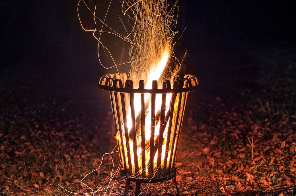 Schatten der Flamme: Die Geheimnisse des Feuerkorbs
