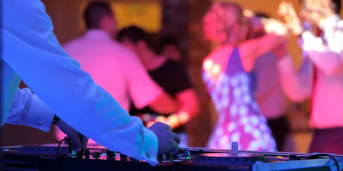 Mixing Memories: Offenbarungen von Hochzeits-DJs
