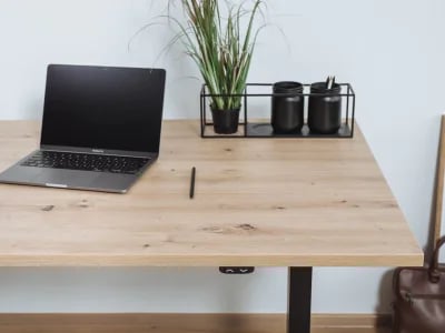 Die perfekte Schreibtischplatte für Ihr Büro: vabo sorgt für Wohlbefinden und Ordnung