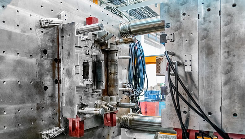 Spritzguss 2k und Blasformtechnik aus einer Hand – Maxnext GmbH für Ihre Kunststoffprojekte