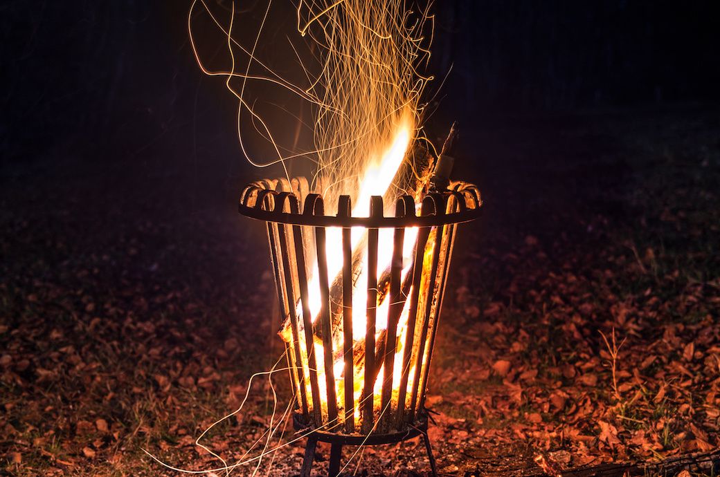 Schatten der Flamme: Die Geheimnisse des Feuerkorbs