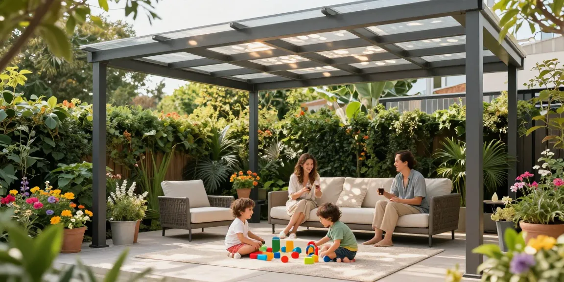 Gemütliche Terrassenüberdachung mit Familie, die unter dem stilvollen Aluminiumdach Zeit verbringt.